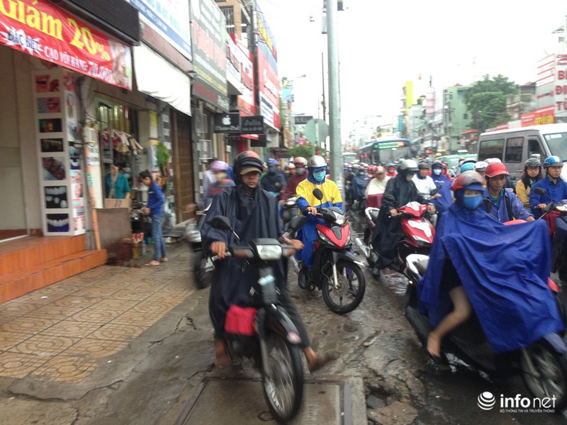 Tp.HCM: Kẹt xe kinh hoàng, người dân ướt sũng trong cơn mưa tầm tã - ảnh 2