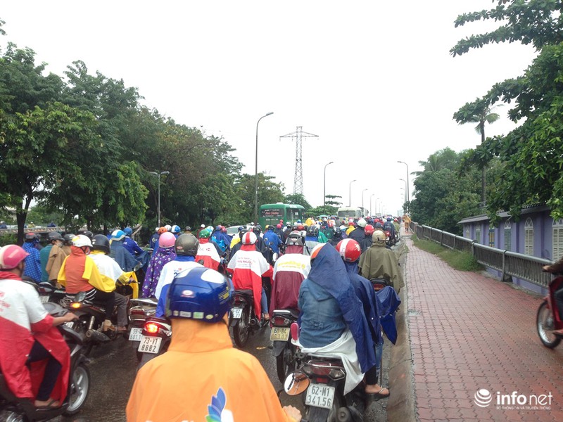 Tp.HCM: Kẹt xe kinh hoàng, người dân ướt sũng trong cơn mưa tầm tã - ảnh 3