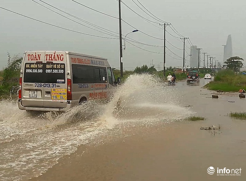 Tp.HCM: Kẹt xe kinh hoàng, người dân ướt sũng trong cơn mưa tầm tã - ảnh 5