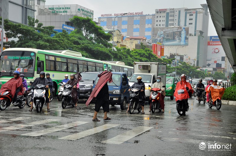 Tp.HCM: Kẹt xe kinh hoàng, người dân ướt sũng trong cơn mưa tầm tã - ảnh 7
