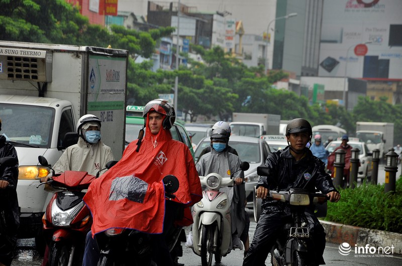 Tp.HCM: Kẹt xe kinh hoàng, người dân ướt sũng trong cơn mưa tầm tã - ảnh 8