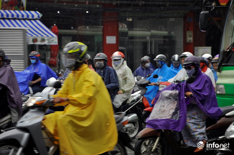 Tp.HCM: Kẹt xe kinh hoàng, người dân ướt sũng trong cơn mưa tầm tã - ảnh 10