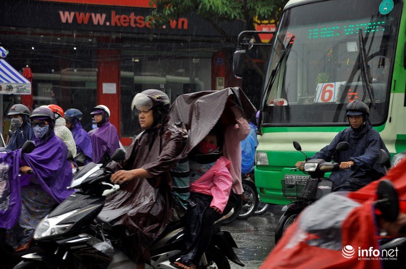 Tp.HCM: Kẹt xe kinh hoàng, người dân ướt sũng trong cơn mưa tầm tã - ảnh 12