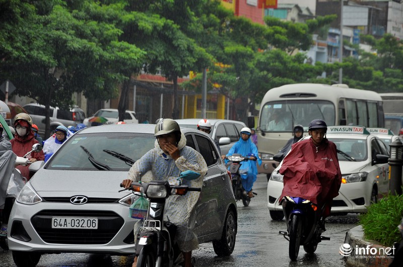 Tp.HCM: Kẹt xe kinh hoàng, người dân ướt sũng trong cơn mưa tầm tã - ảnh 13