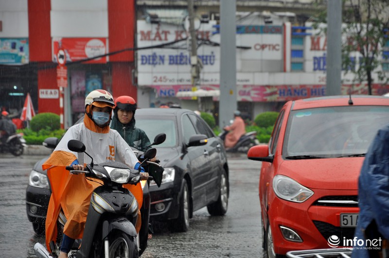 Tp.HCM: Kẹt xe kinh hoàng, người dân ướt sũng trong cơn mưa tầm tã - ảnh 14