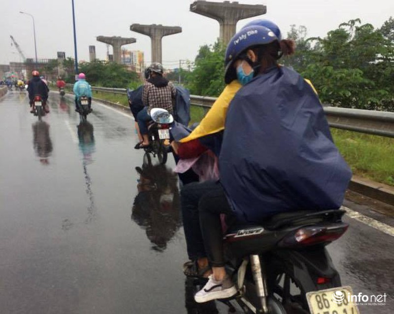 Tp.HCM: Kẹt xe kinh hoàng, người dân ướt sũng trong cơn mưa tầm tã - ảnh 6