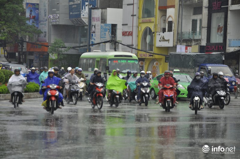 Tp.HCM: Kẹt xe kinh hoàng, người dân ướt sũng trong cơn mưa tầm tã - ảnh 15