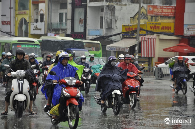 Tp.HCM: Kẹt xe kinh hoàng, người dân ướt sũng trong cơn mưa tầm tã - ảnh 16