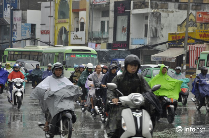 Tp.HCM: Kẹt xe kinh hoàng, người dân ướt sũng trong cơn mưa tầm tã - ảnh 17