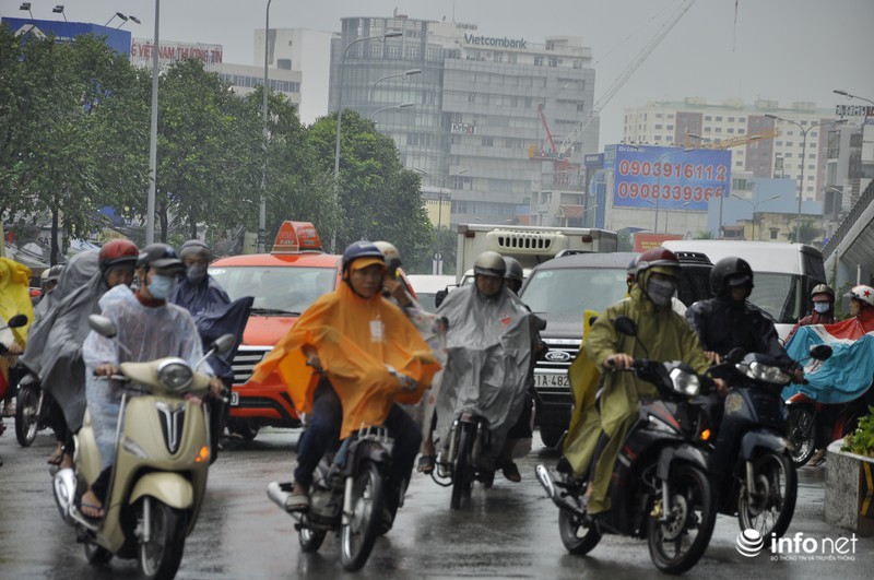 Tp.HCM: Kẹt xe kinh hoàng, người dân ướt sũng trong cơn mưa tầm tã - ảnh 18