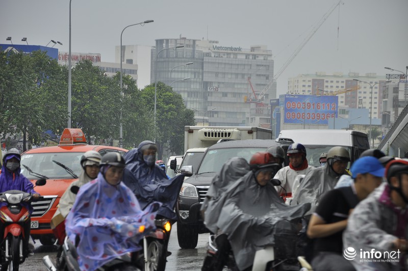 Tp.HCM: Kẹt xe kinh hoàng, người dân ướt sũng trong cơn mưa tầm tã - ảnh 19