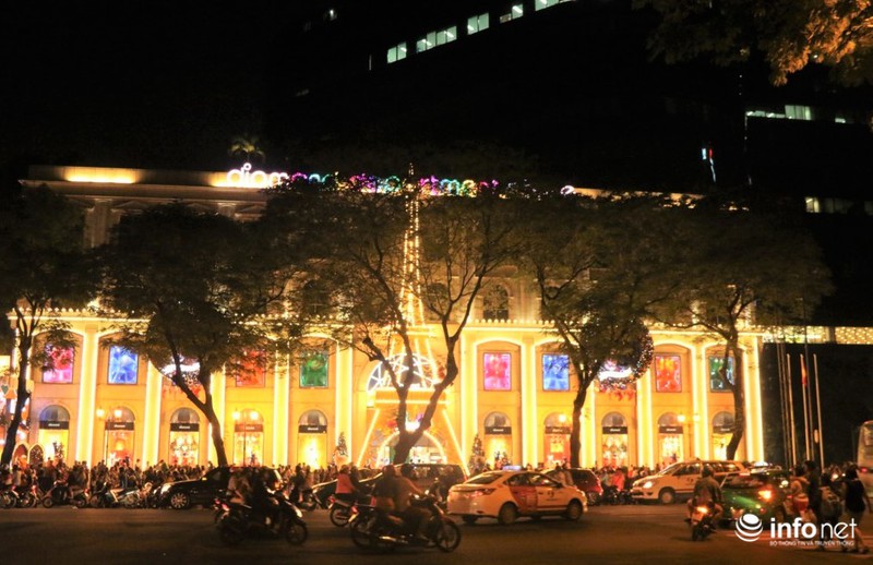 Trời trở lạnh, người dân TP.Hồ Chí Minh rộn ràng đón Noel sớm - ảnh 1