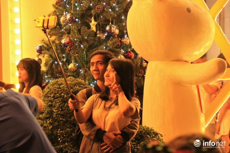 Trời trở lạnh, người dân TP.Hồ Chí Minh rộn ràng đón Noel sớm - ảnh 9