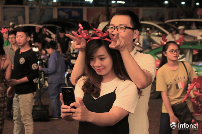 Trời trở lạnh, người dân TP.Hồ Chí Minh rộn ràng đón Noel sớm - ảnh 10