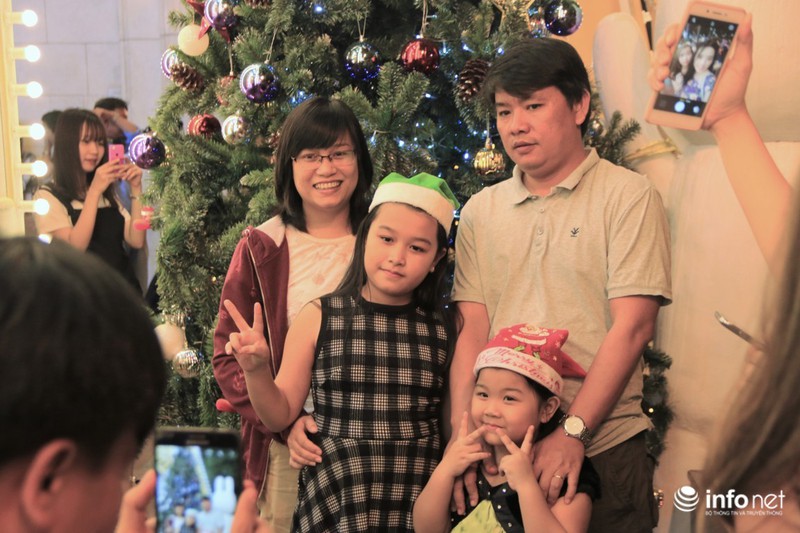 Trời trở lạnh, người dân TP.Hồ Chí Minh rộn ràng đón Noel sớm - ảnh 14