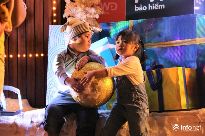 Trời trở lạnh, người dân TP.Hồ Chí Minh rộn ràng đón Noel sớm - ảnh 2