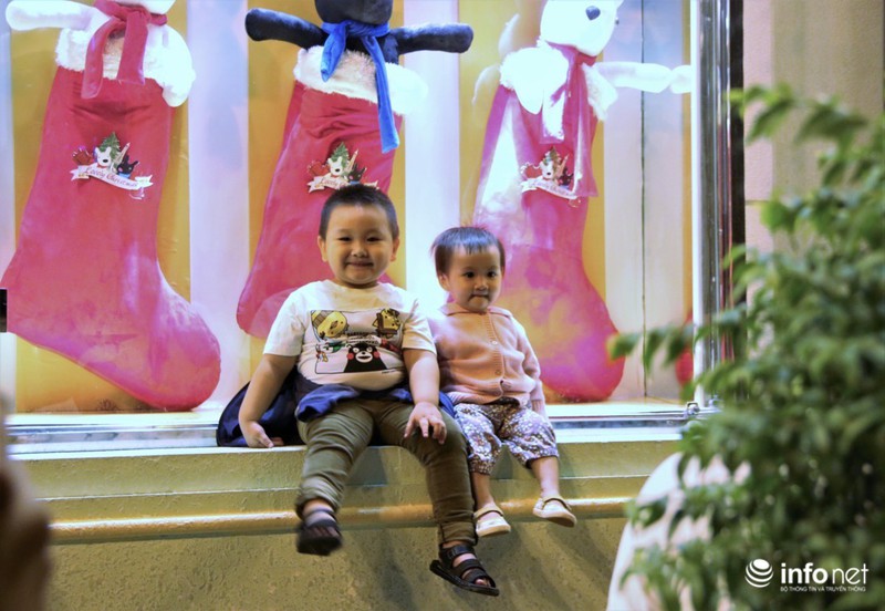 Trời trở lạnh, người dân TP.Hồ Chí Minh rộn ràng đón Noel sớm - ảnh 3