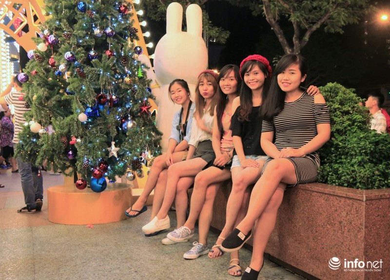 Trời trở lạnh, người dân TP.Hồ Chí Minh rộn ràng đón Noel sớm - ảnh 13