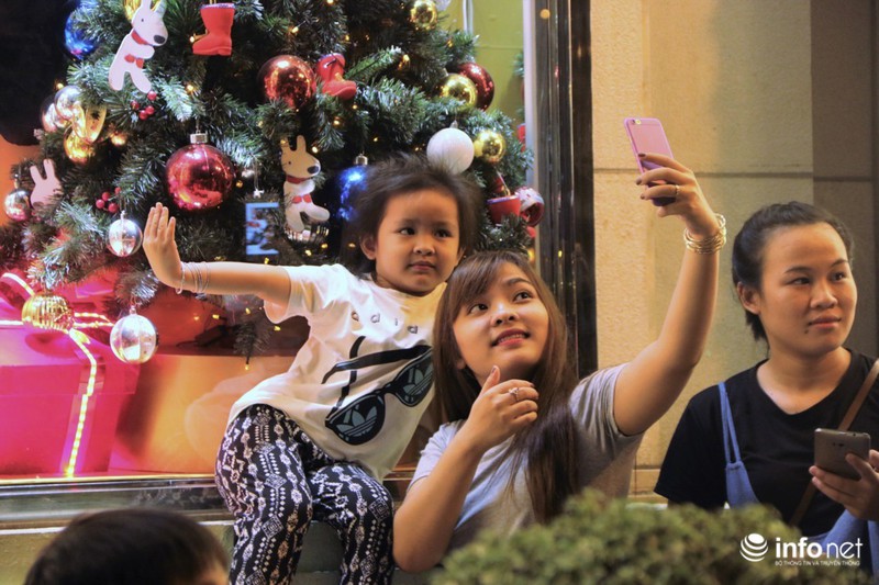 Trời trở lạnh, người dân TP.Hồ Chí Minh rộn ràng đón Noel sớm - ảnh 5