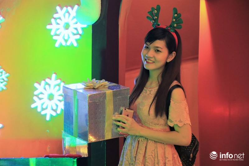 Trời trở lạnh, người dân TP.Hồ Chí Minh rộn ràng đón Noel sớm - ảnh 6