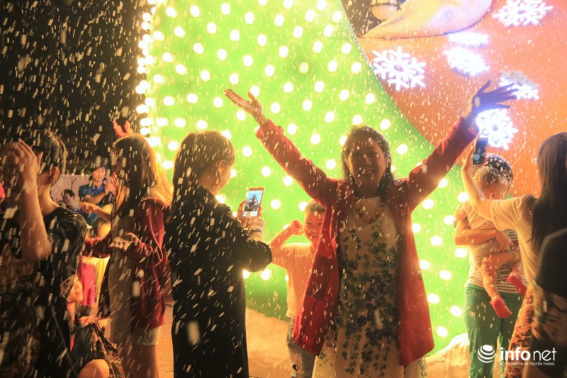 Trời trở lạnh, người dân TP.Hồ Chí Minh rộn ràng đón Noel sớm - ảnh 7