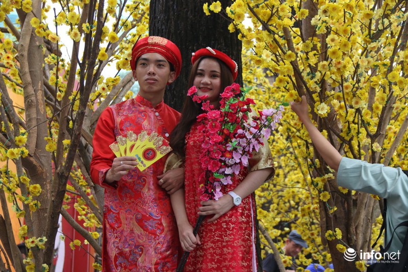 Người dân xúng xính khăn đóng áo dài chụp ảnh Tết sớm - ảnh 8