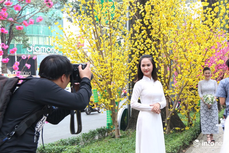 Người dân xúng xính khăn đóng áo dài chụp ảnh Tết sớm - ảnh 9