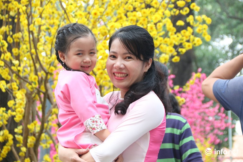 Người dân xúng xính khăn đóng áo dài chụp ảnh Tết sớm - ảnh 11