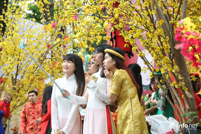 Người dân xúng xính khăn đóng áo dài chụp ảnh Tết sớm - ảnh 13