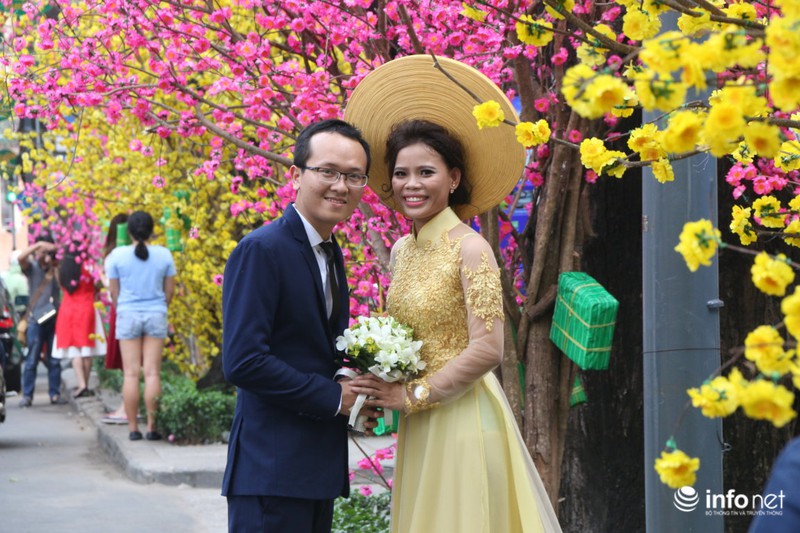 Người dân xúng xính khăn đóng áo dài chụp ảnh Tết sớm - ảnh 2