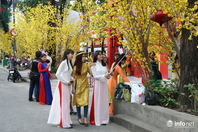 Người dân xúng xính khăn đóng áo dài chụp ảnh Tết sớm - ảnh 1