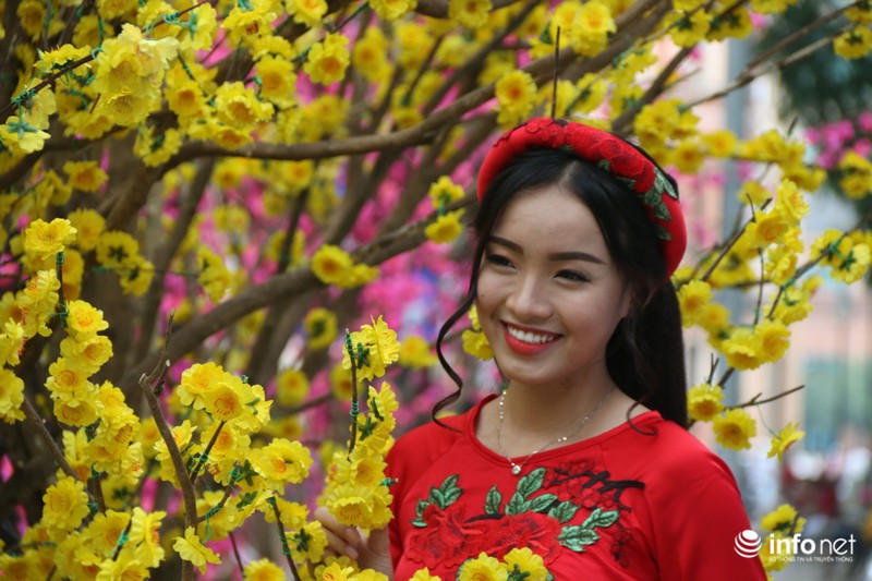 Người dân xúng xính khăn đóng áo dài chụp ảnh Tết sớm - ảnh 3