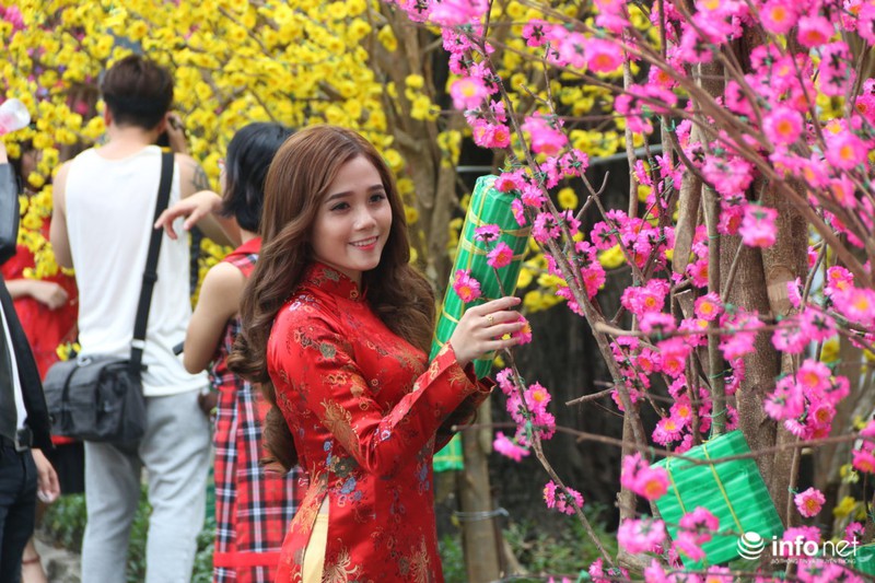 Người dân xúng xính khăn đóng áo dài chụp ảnh Tết sớm - ảnh 5