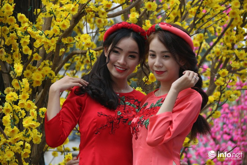 Người dân xúng xính khăn đóng áo dài chụp ảnh Tết sớm - ảnh 7