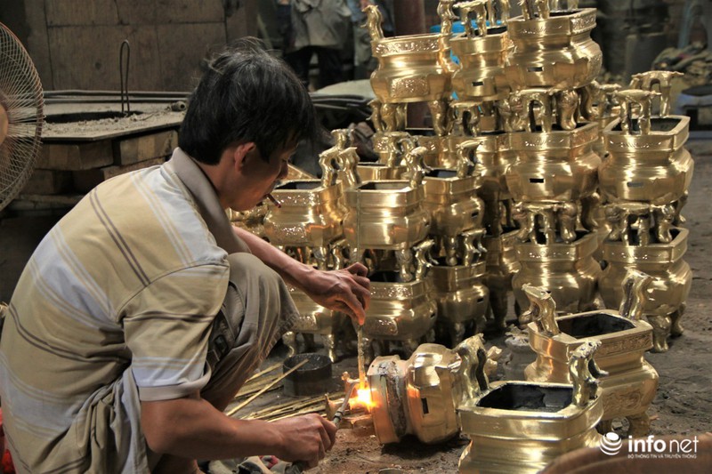 TP.HCM: Làng nghề lư đồng An Hội hối hả dịp Tết - ảnh 1