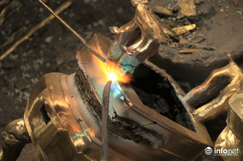 TP.HCM: Làng nghề lư đồng An Hội hối hả dịp Tết - ảnh 6