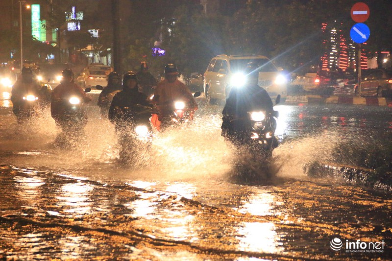 Người dân TP.HCM bì bõm về nhà sau ngày đi làm đầu tiên của năm mới - ảnh 11