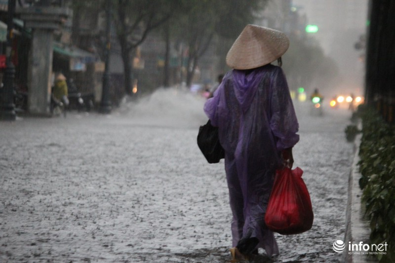 Người dân TP.HCM bì bõm về nhà sau ngày đi làm đầu tiên của năm mới - ảnh 3