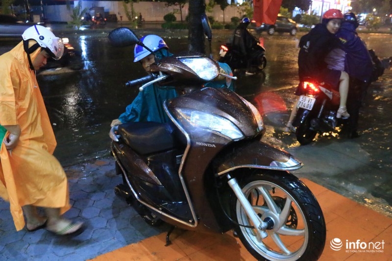 Người dân TP.HCM bì bõm về nhà sau ngày đi làm đầu tiên của năm mới - ảnh 8