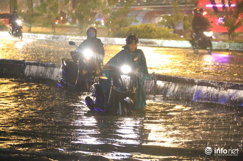 Người dân TP.HCM bì bõm về nhà sau ngày đi làm đầu tiên của năm mới - ảnh 5