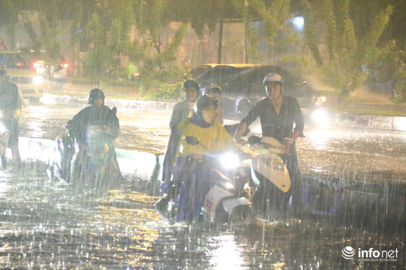 Người dân TP.HCM bì bõm về nhà sau ngày đi làm đầu tiên của năm mới - ảnh 1