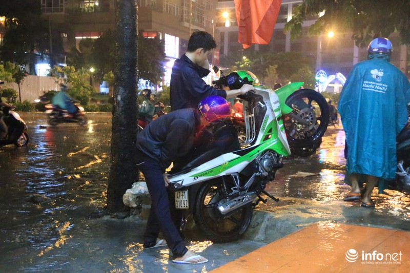 Người dân TP.HCM bì bõm về nhà sau ngày đi làm đầu tiên của năm mới - ảnh 9