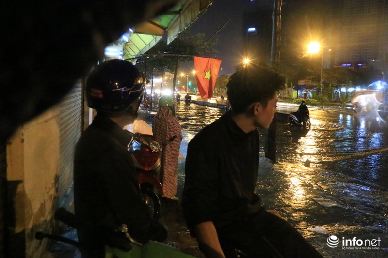 Người dân TP.HCM bì bõm về nhà sau ngày đi làm đầu tiên của năm mới - ảnh 7