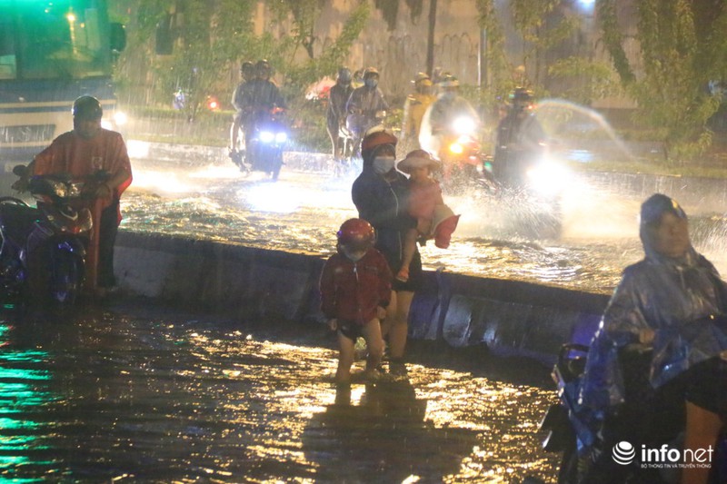 Người dân TP.HCM bì bõm về nhà sau ngày đi làm đầu tiên của năm mới - ảnh 6