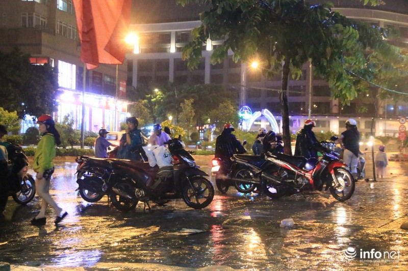 Người dân TP.HCM bì bõm về nhà sau ngày đi làm đầu tiên của năm mới - ảnh 10