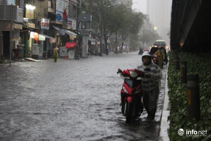 Người dân TP.HCM bì bõm về nhà sau ngày đi làm đầu tiên của năm mới - ảnh 2