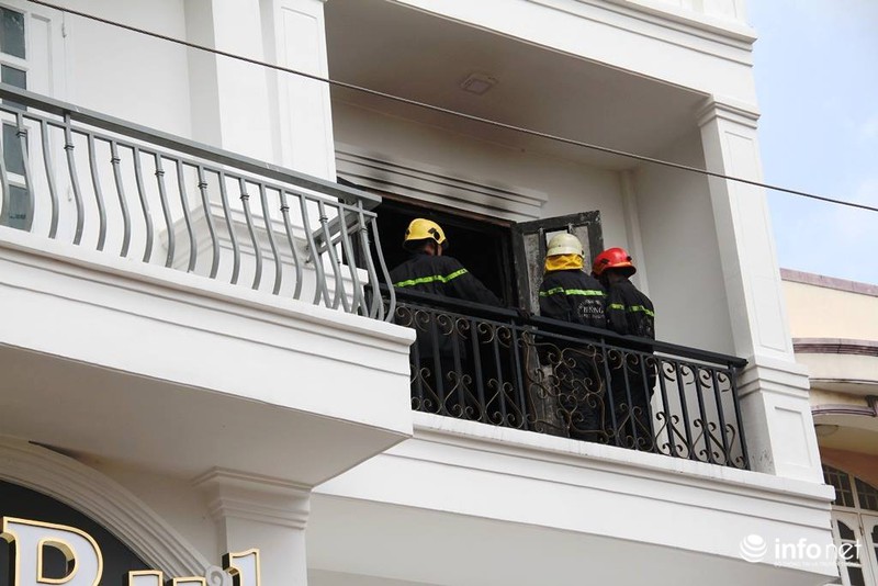Cứu 4 vị khách mắc kẹt trong khách sạn cháy khói nghi ngút - ảnh 4