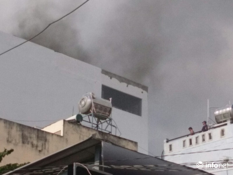 Cứu 4 vị khách mắc kẹt trong khách sạn cháy khói nghi ngút - ảnh 1