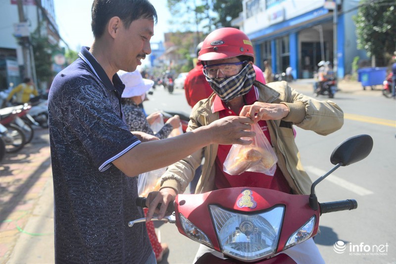 Chùa Bà Thiên Hậu: Du khách xúc động nhận nước uống, đồ ăn, giữ xe miễn phí - ảnh 11