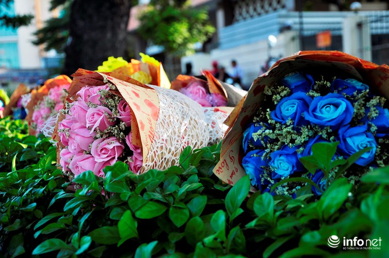 TP.HCM: Hoa mắt quà tặng Valentine trên “con đường tình yêu” - ảnh 3